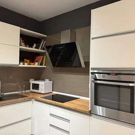 Apartament Lora's *